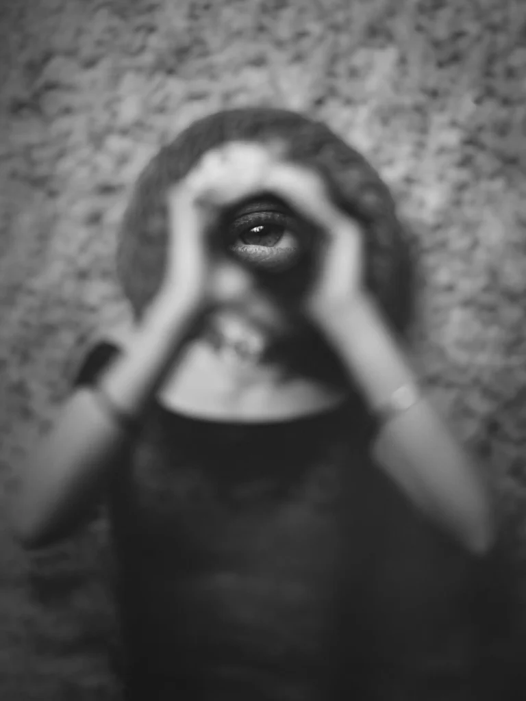 Composition éditoriale, femme en noir et blanc.