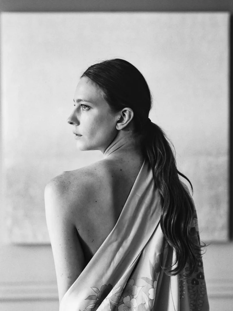 Femme tourné vers la lumière