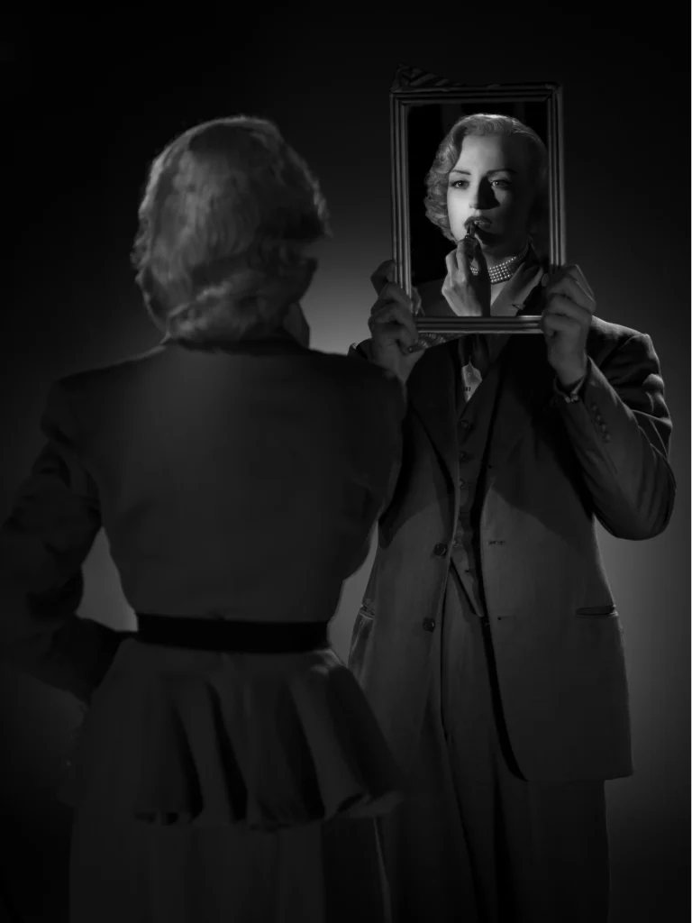 Scène éditoriale, d’une femme au style vintage, noir et blanc, lumière douce.