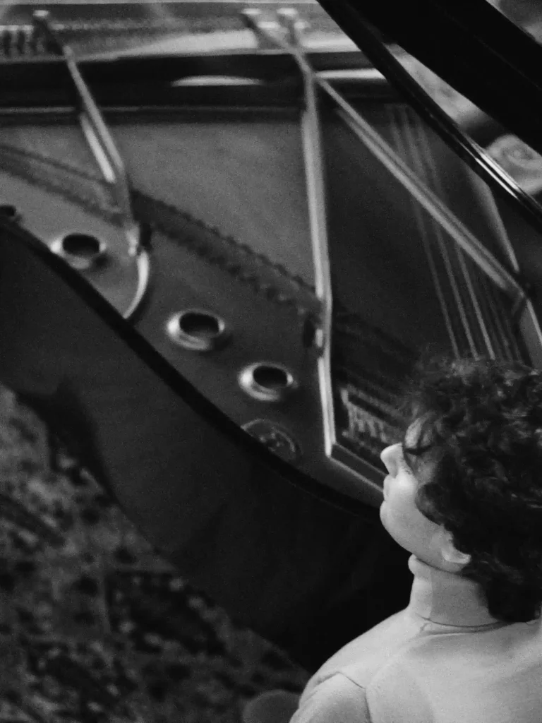 photo homme, mise en scène éditoriale en noir et blanc.