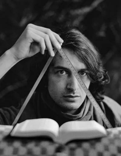 Photographie éditoriale, homme dans une mise en scène inspirée du symbolisme ésotérique.