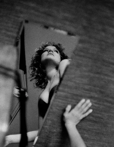 Portrait éditorial, reflet d’une femme dans un miroir, composition artistique.