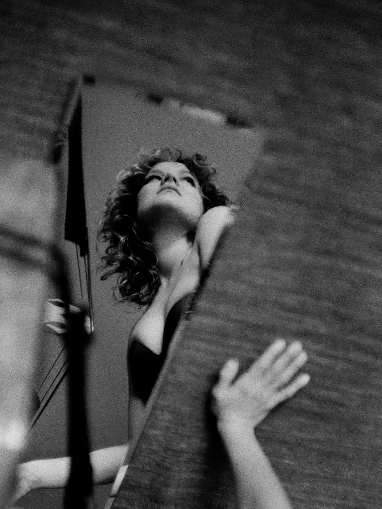 Portrait éditorial, reflet d’une femme dans un miroir, composition artistique.