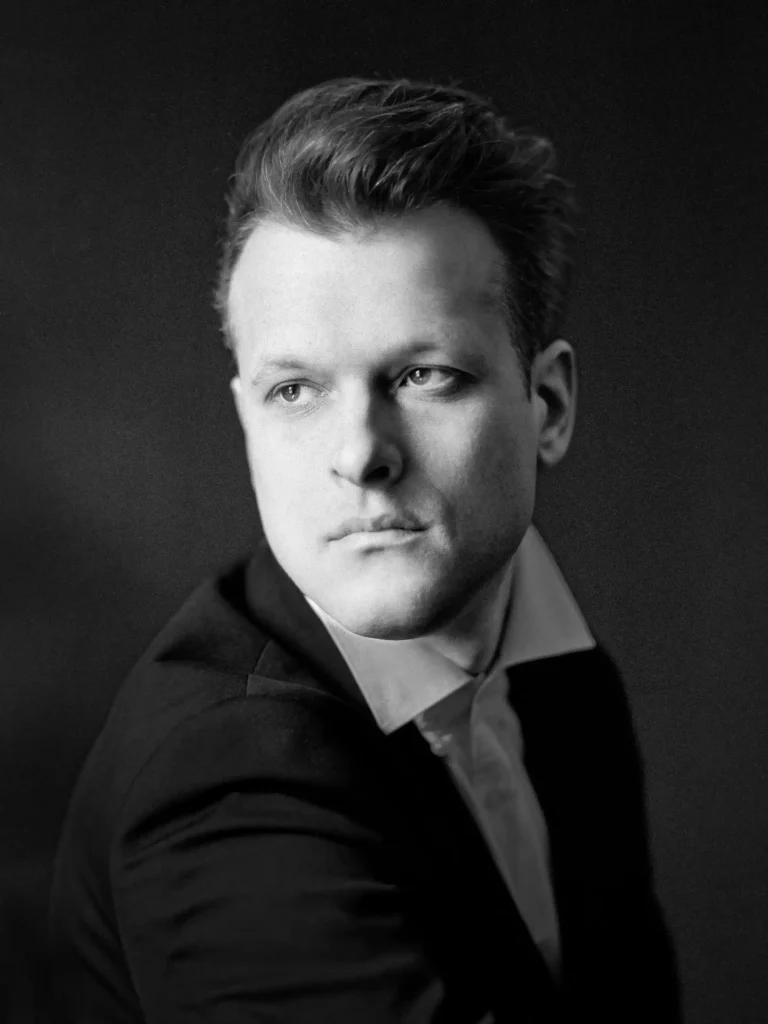 Photographie artistique, homme en smoking, expression mélancolique.