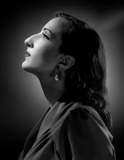 Portrait de profil d’une femme au style vintage, noir et blanc, lumière douce.