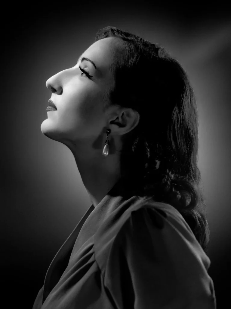 Portrait de profil d’une femme au style vintage, noir et blanc, lumière douce.