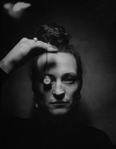 Portrait d’une femme en noir et blanc, cadrage serré sur le visage