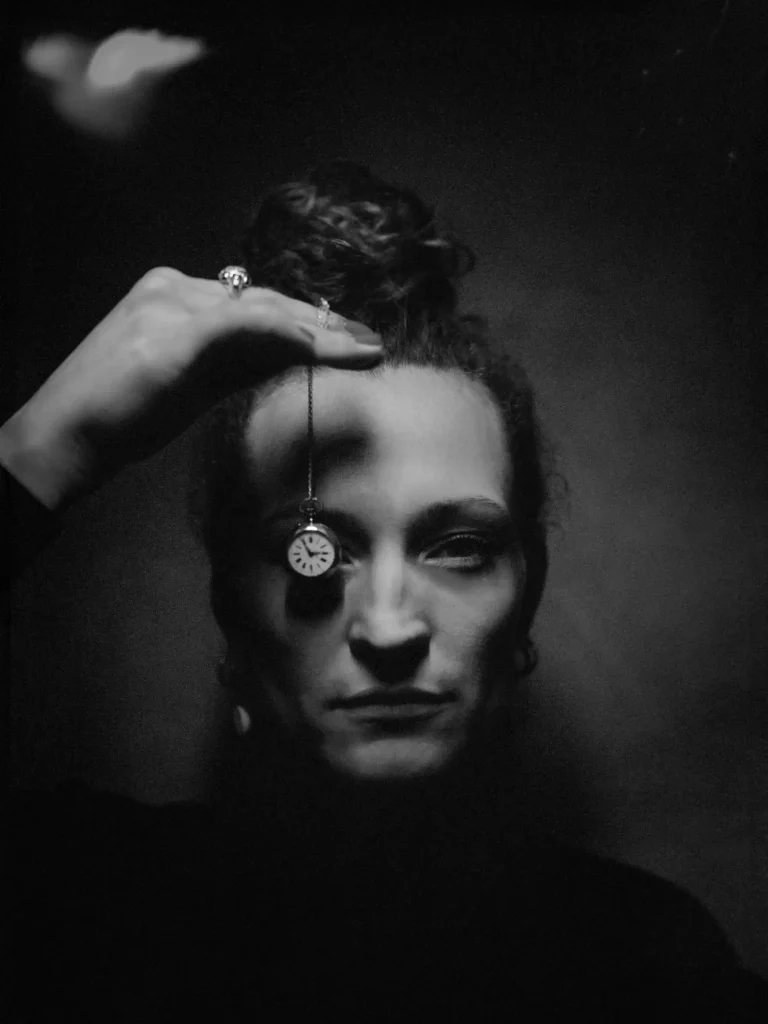 Portrait d’une femme en noir et blanc, cadrage serré sur le visage