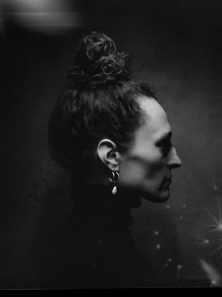 Portrait d’une femme de profil en noir et blanc, cadrage serré sur le visage