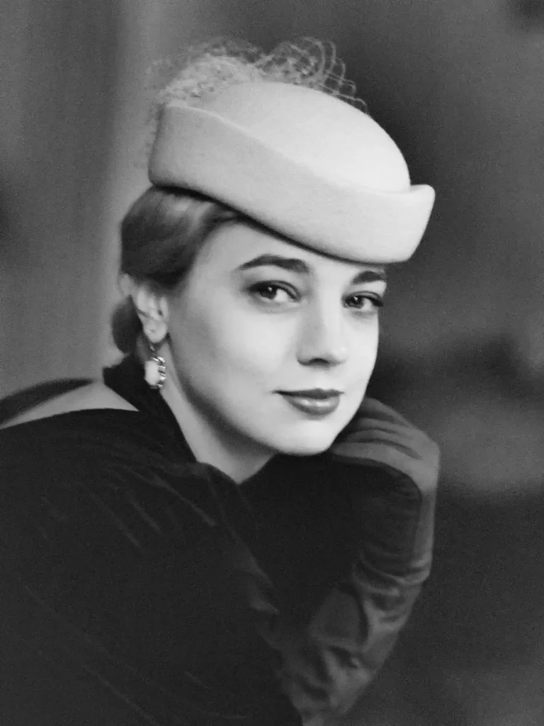 Femme élégante regardant l’objectif, style inspiré des années 1950.