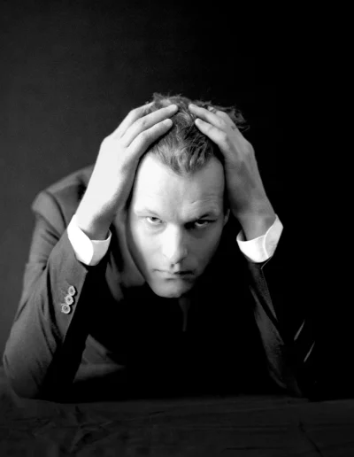 Portrait en noir et blanc d'un homme, cadrage serré sur le visage, ambiance intimiste